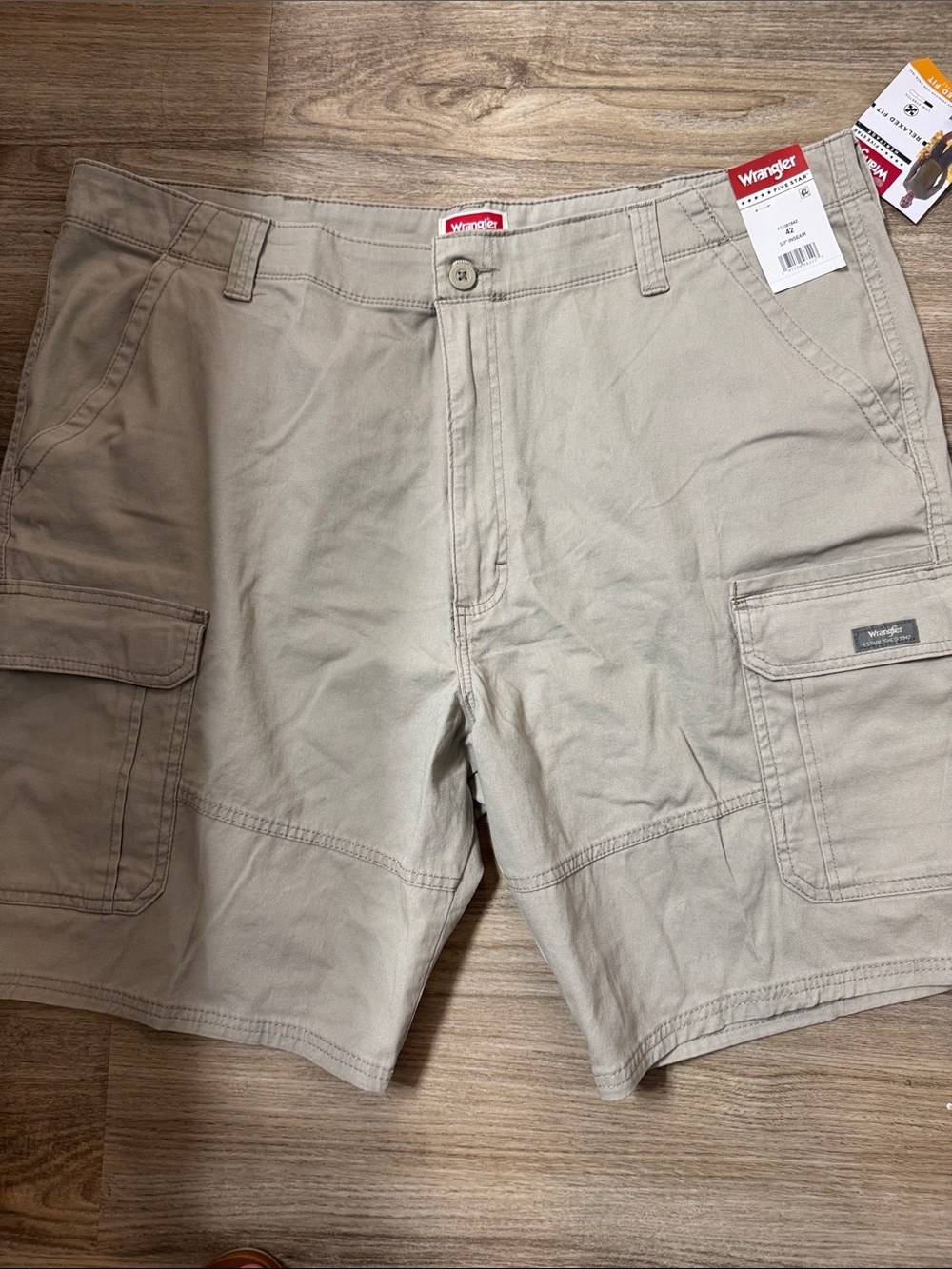 Wrangler Men's Cargo Shorts Relaxed Fit NWT 42 10” inseam in aluminum